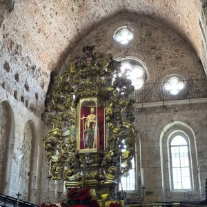 altare abbazia statua